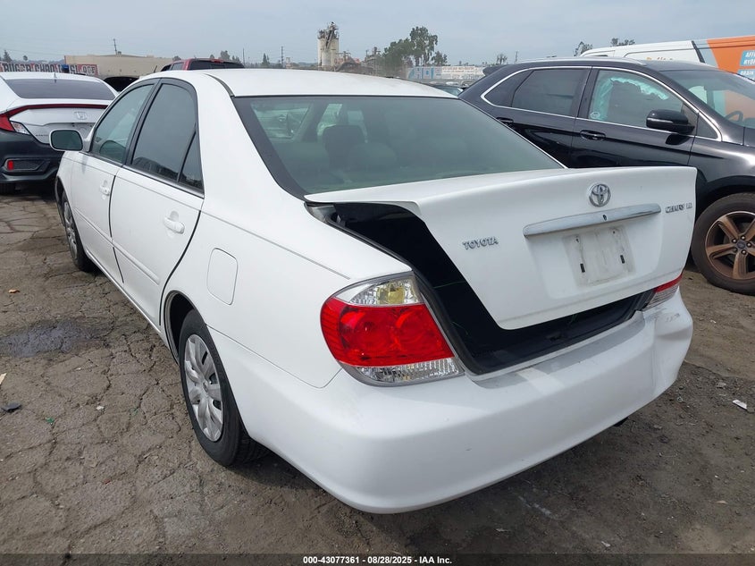 2005 Toyota Camry Le white sedan gasoline 4T1BE30K25U560496 photo #4