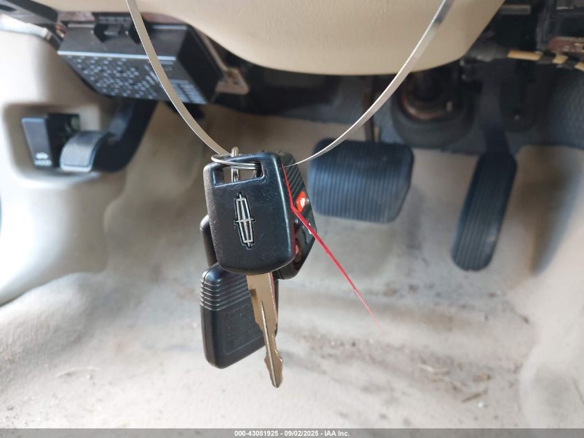 2006 Lincoln Town Car Signature VIN: 1LNHM81V56Y614936 Lot: 43081925