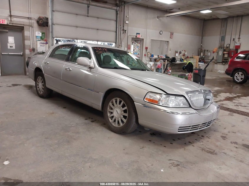 2007 Lincoln Town Car Signature 1LNHM81V47Y620308 photo #1