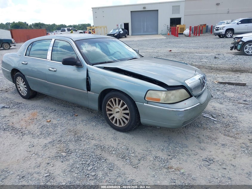 1LNHM81W74Y649385 2004 Lincoln Town Car Signature auction photo 1