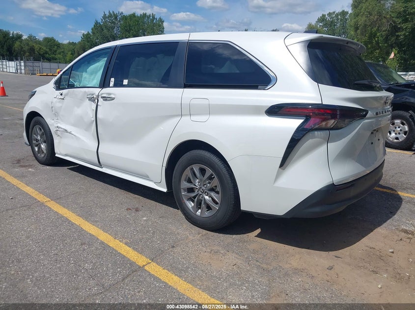 2024 TOYOTA SIENNA auction photo 3