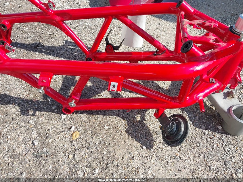 2010 Ducati 1198 Base / S VIN: ZDM1XBLW7AB026634 Lot: 43099656