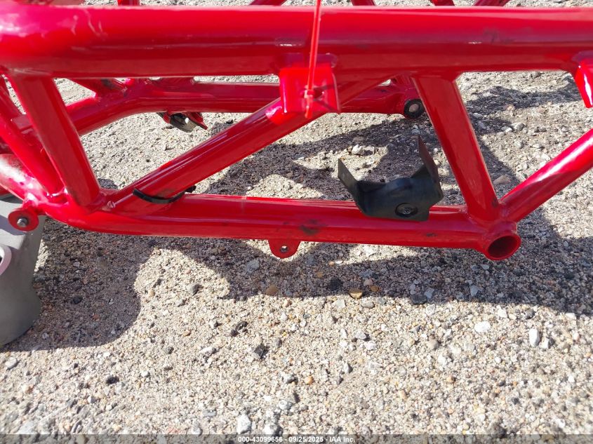 2010 Ducati 1198 Base / S VIN: ZDM1XBLW7AB026634 Lot: 43099656