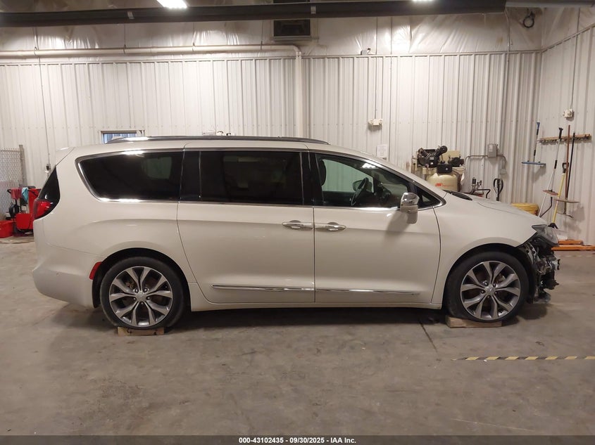 2017 Chrysler Pacifica Limited VIN: 2C4RC1GG9HR637784 Lot: 43102435