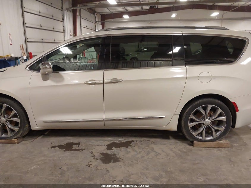 2017 Chrysler Pacifica Limited VIN: 2C4RC1GG9HR637784 Lot: 43102435