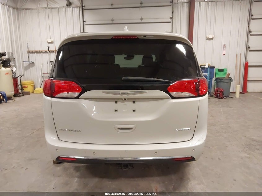 2017 Chrysler Pacifica Limited VIN: 2C4RC1GG9HR637784 Lot: 43102435