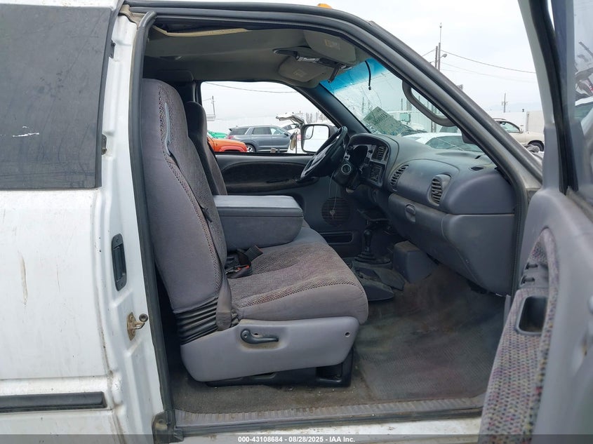 1B7MF33681J529192 2001 DODGE RAM photo no. 5