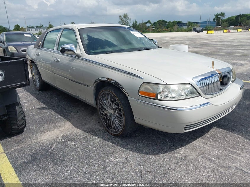 1LNHM82W25Y619162 2005 Lincoln Town Car Signature Limited auction photo 1