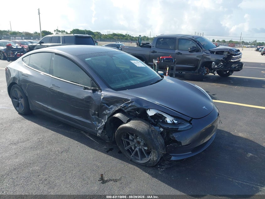 TESLA MODEL 3 REAR-WHEEL DRIVE