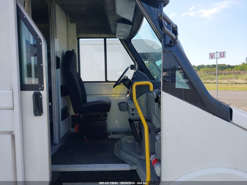 2015 Isuzu Commercial Van VIN: JALB4T170F7W00395 Lot: 43118044