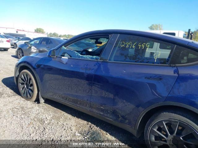 2022 Tesla Model Y Long Range Dual Motor All-Wheel Drive VIN: 7SAYGDEE6NF424157 Lot: 43118303