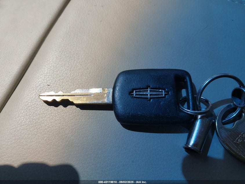 2006 Lincoln Town Car Signature Limited VIN: 1LNHM82V16Y651271 Lot: 43119810