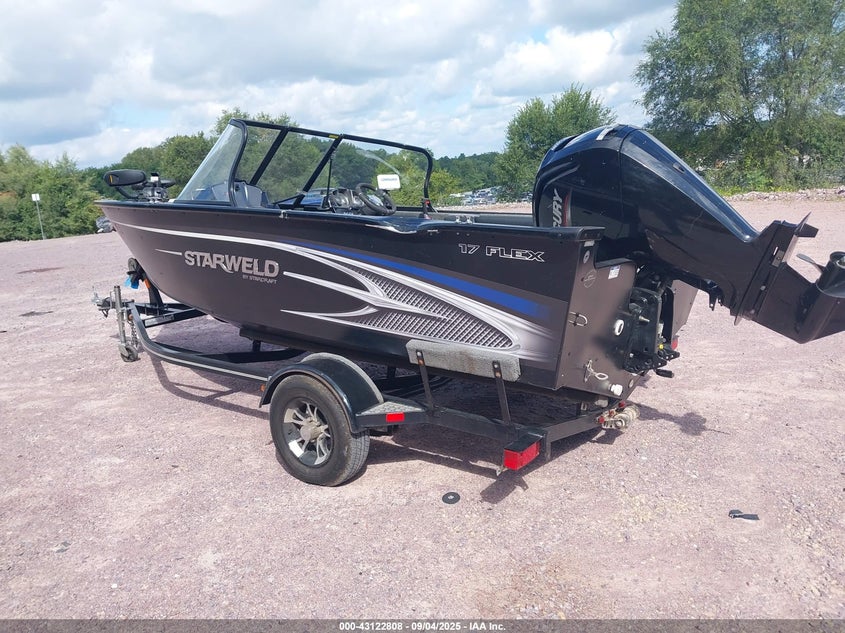 2022 STARCRAFT 17 FLEX STARWELD BOAT AND TRAILER auction photo 3