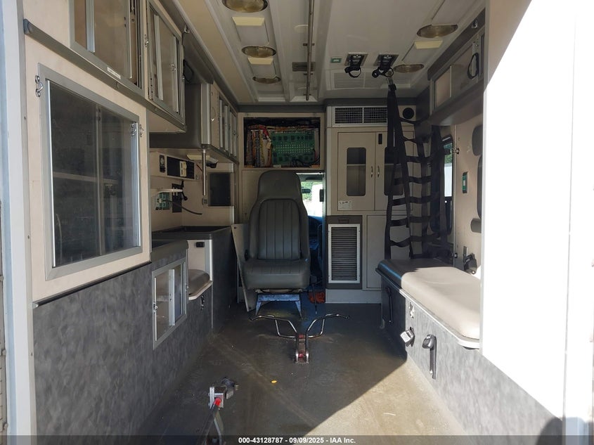 2005 Ford E-450 Cutaway Standard 1FDXE45P95HA02623 photo #3