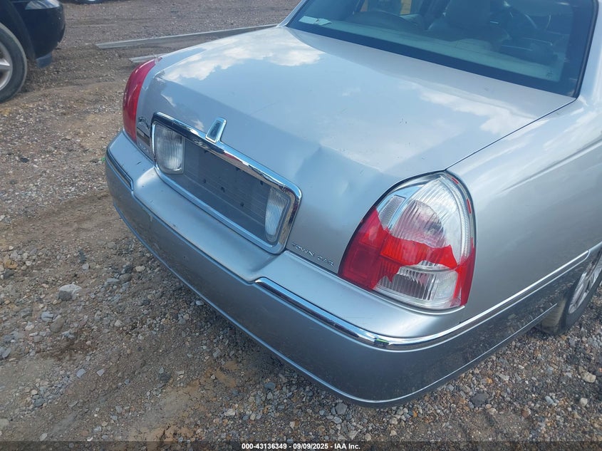 2006 Lincoln Town Car Signature Limited VIN: 1LNHM82V96Y616476 Lot: 43136349