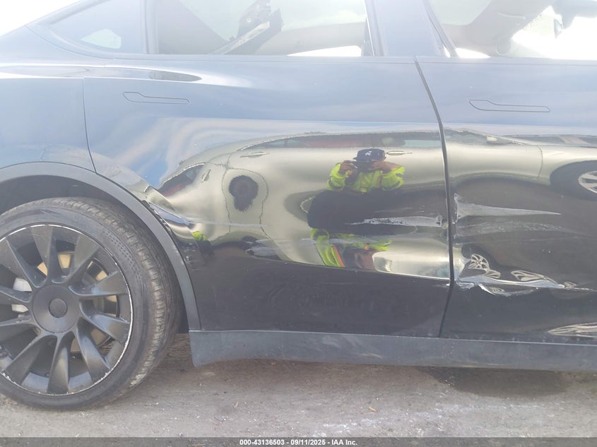 2022 Tesla Model Y Long Range Dual Motor All-Wheel Drive VIN: 7SAYGDEE4NF440177 Lot: 43136503