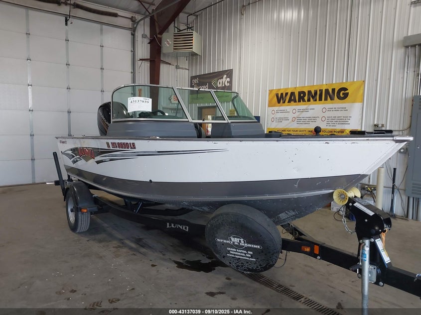 2015 Lund Other white null null LBBCZ244B515 photo #1