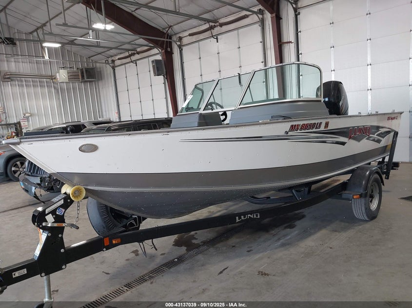 2015 Lund Other white null null LBBCZ244B515 photo #3