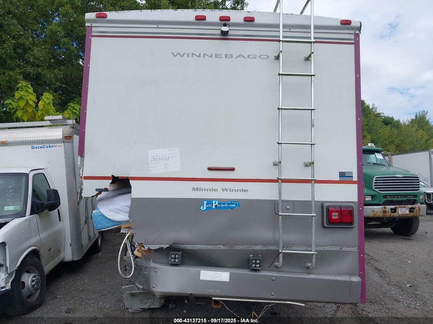 2002 Ford E-450 Cutaway VIN: 1FDXE45S72HA18688 Lot: 43137215