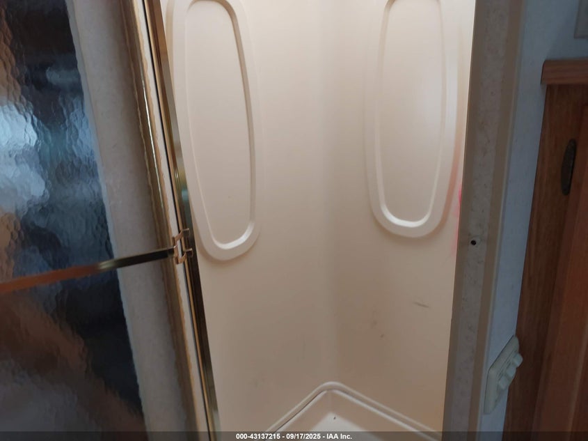 2002 Ford E-450 Cutaway VIN: 1FDXE45S72HA18688 Lot: 43137215