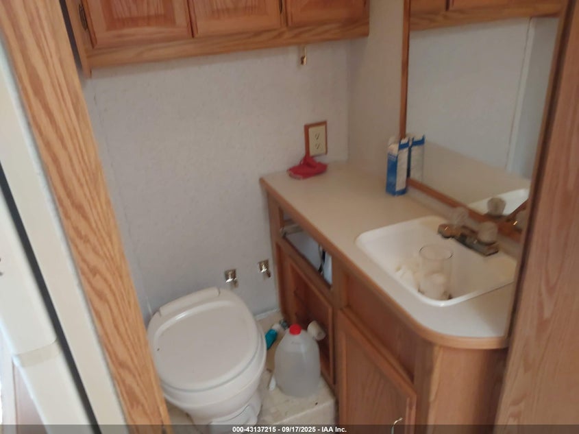 2002 Ford E-450 Cutaway VIN: 1FDXE45S72HA18688 Lot: 43137215