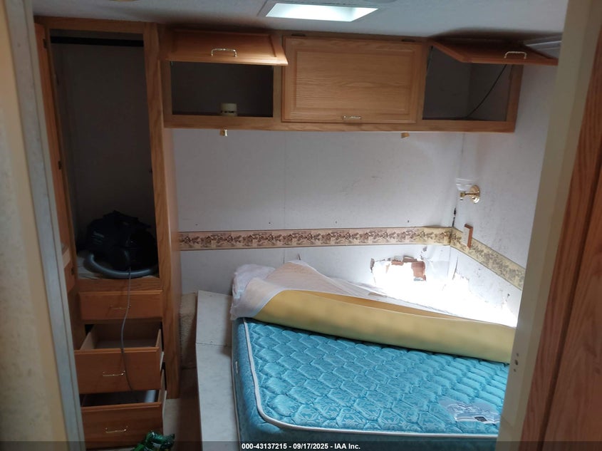 2002 Ford E-450 Cutaway VIN: 1FDXE45S72HA18688 Lot: 43137215