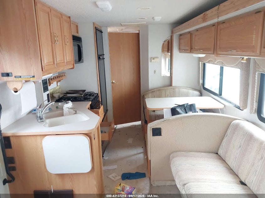 2002 Ford E-450 Cutaway VIN: 1FDXE45S72HA18688 Lot: 43137215