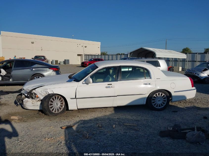 2005 Lincoln Town Car Signature VIN: 1LNHM81W65Y634121 Lot: 43138959