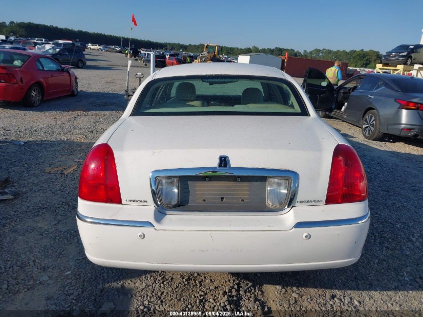 2005 Lincoln Town Car Signature VIN: 1LNHM81W65Y634121 Lot: 43138959