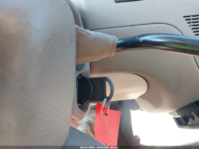 2005 Lincoln Town Car Signature VIN: 1LNHM81W65Y634121 Lot: 43138959