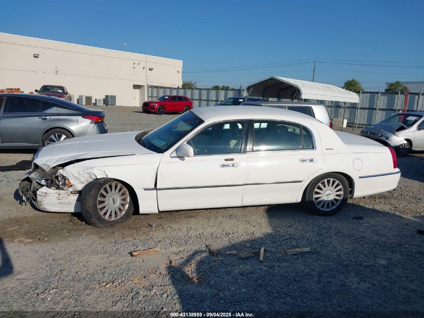 2005 Lincoln Town Car Signature VIN: 1LNHM81W65Y634121 Lot: 43138959