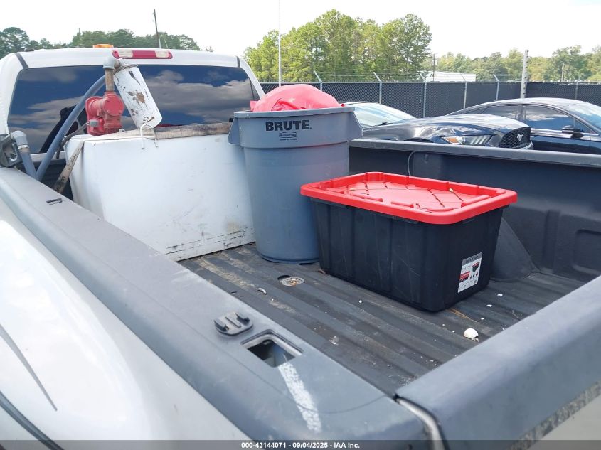 2005 GMC Sierra 3500 Sle/Slt/Work Truck VIN: 1GTJK33265F828135 Lot: 43144071