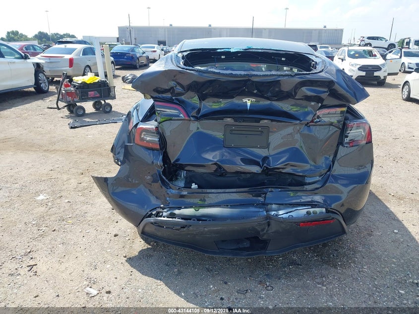 2025 Tesla Model Y Long Range Dual Motor All-Wheel Drive VIN: 7SAYGDED5SF321430 Lot: 43144105