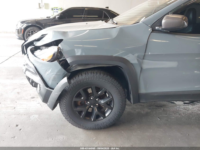 2015 Jeep Cherokee Trailhawk VIN: 1C4PJMBS8FW699675 Lot: 43144545