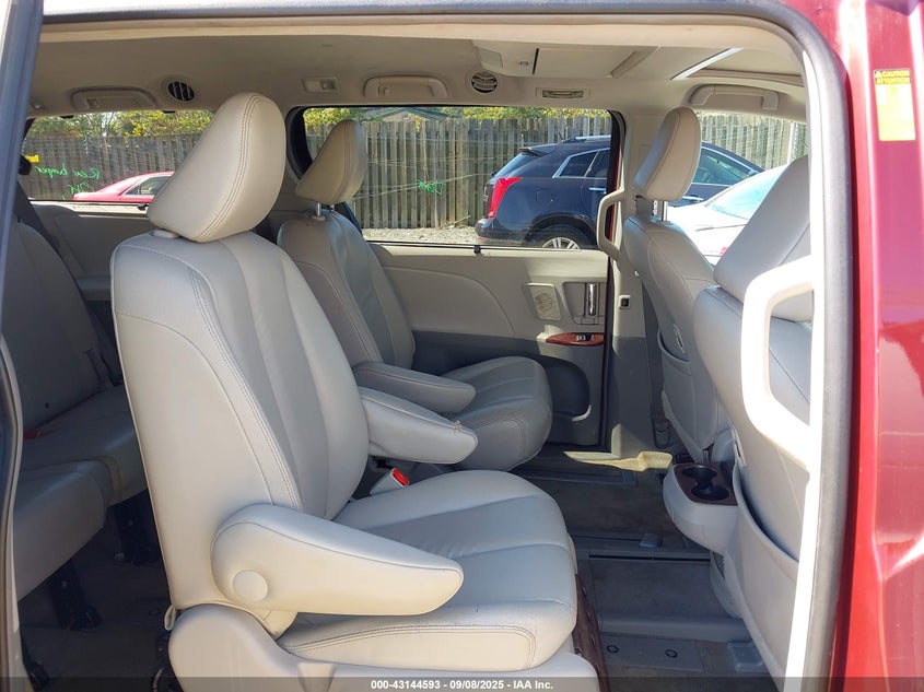 2013 Toyota Sienna Xle V6 7 Passenger Auto Access Seat VIN: 5TDYK3DC2DS352647 Lot: 43144593