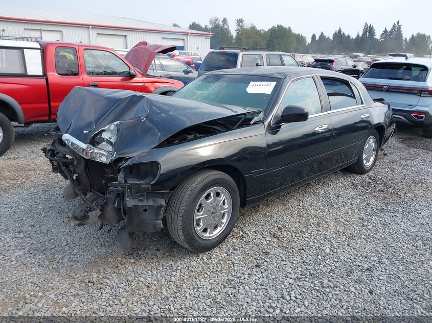 1998 Lincoln Town Car Signature black sedan gasoline 1LNFM82W6WY656238 photo #3