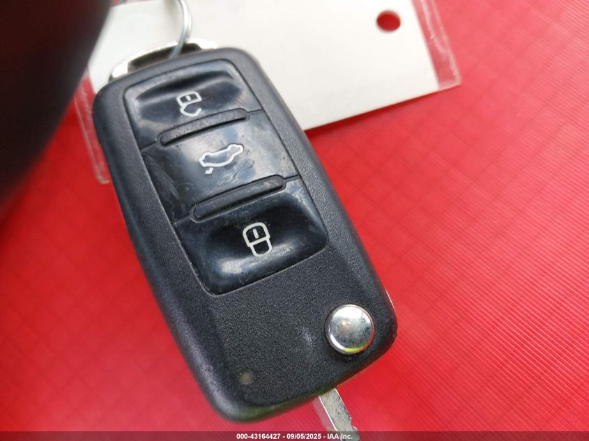 2012 Volkswagen Beetle 2.5L VIN: 3VWJP7AT4CM603646 Lot: 43164427