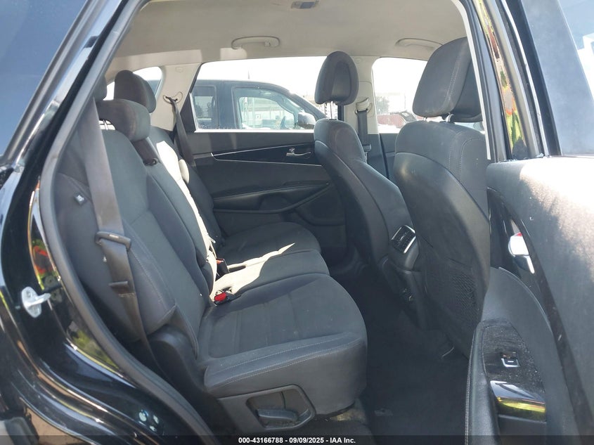 2016 KIA SORENTO LX/L - 5XYPG4A35GG021036