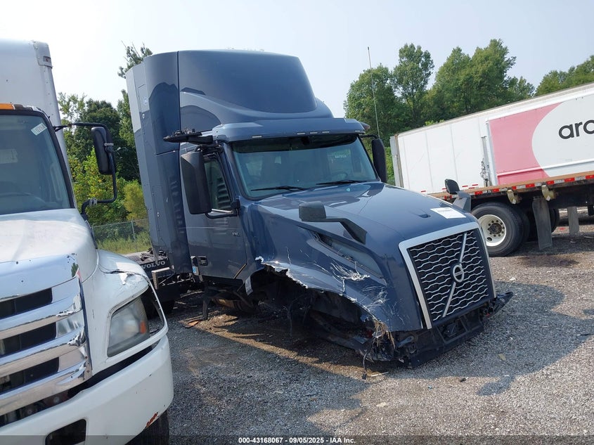 4V4NC9UG2PN335674 2023 Volvo Vnl auction photo 1