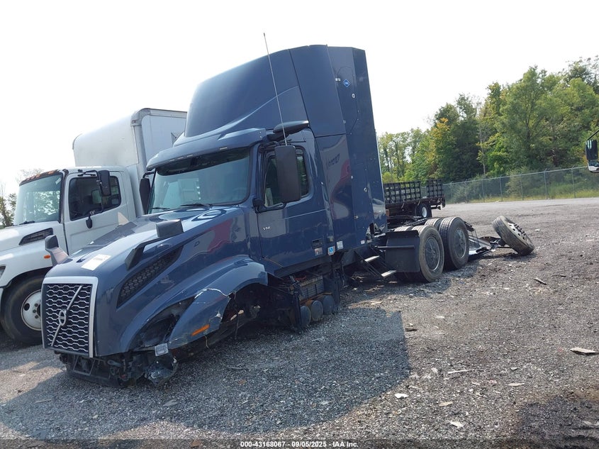 4V4NC9UG2PN335674 2023 VOLVO  photo no. 2