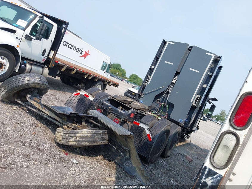 4V4NC9UG2PN335674 2023 VOLVO  photo no. 4