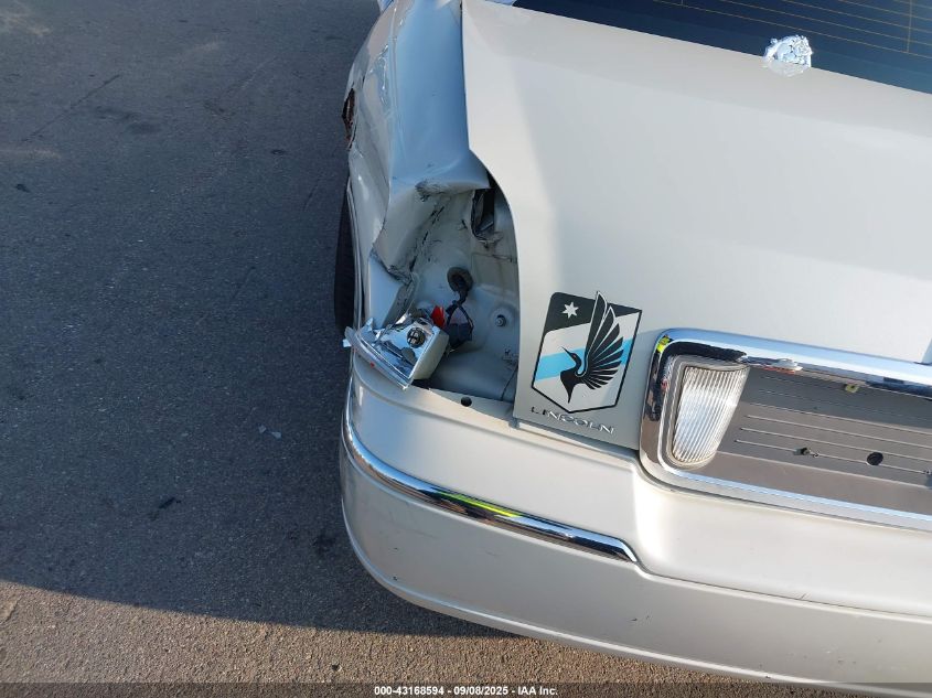 2007 Lincoln Town Car Signature L VIN: 1LNHM85W97Y605211 Lot: 43168594