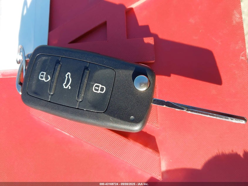 2015 VOLKSWAGEN JETTA 2.0L S - 3VW2K7AJ1FM418010