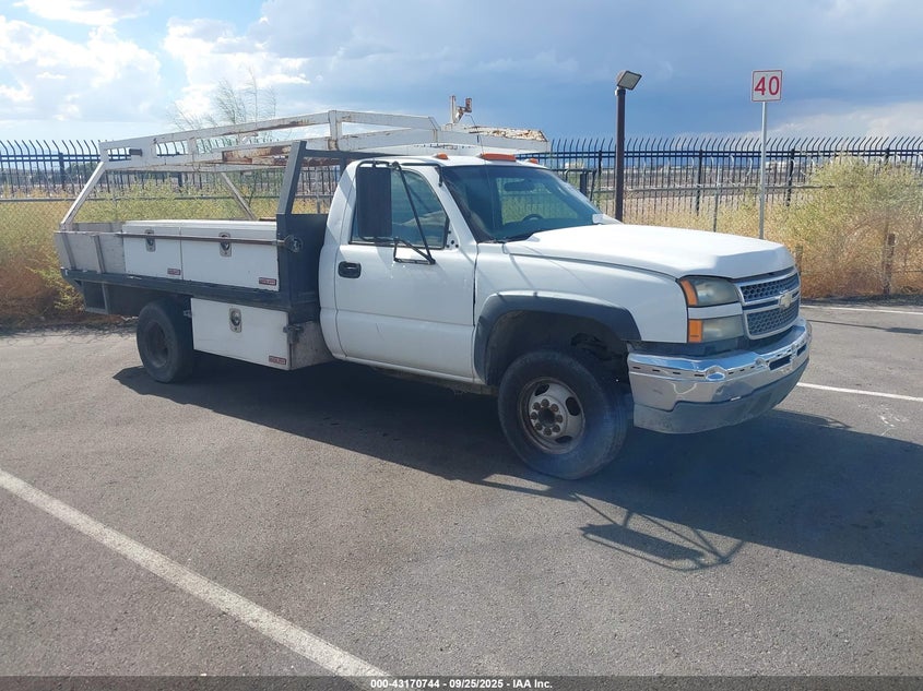1GBJC34UX5E323075 2005 Chevrolet Silverado 3500 Chassis Work Truck auction photo 1