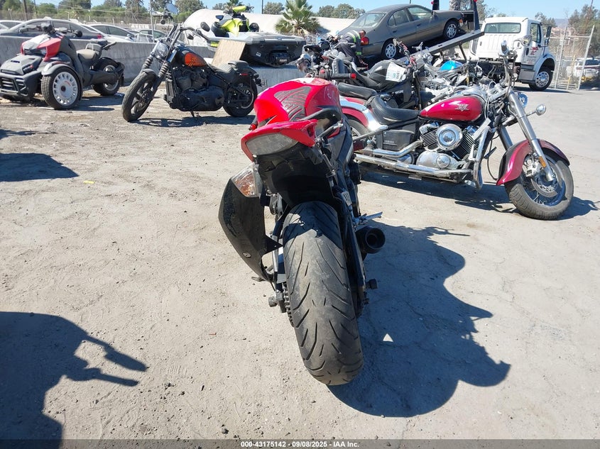 2006 Suzuki Gsx-R1000 VIN: JS1GT76A662104689 Lot: 43175142