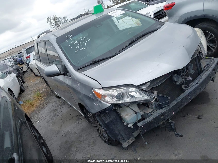 5TDYZ3DC9JS910226 2018 Toyota Sienna Xle 8 Passenger auction photo 1