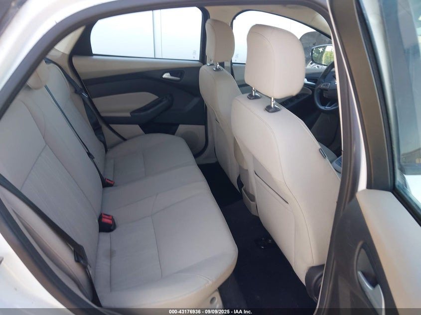 2015 FORD FOCUS SE - 1FADP3F24FL250085