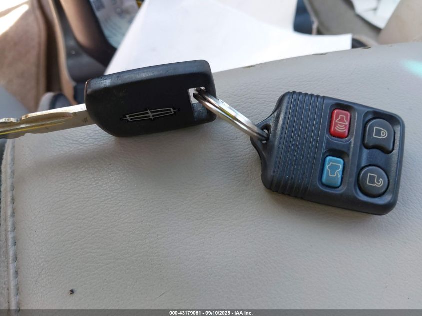 2006 Lincoln Town Car Signature L VIN: 1LNHM85V86Y626640 Lot: 43179081