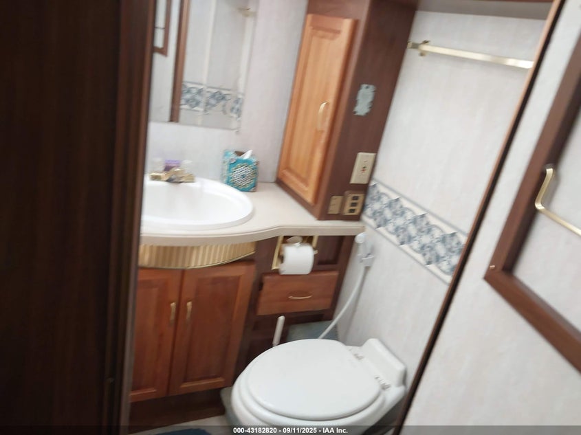 1999 Ford F550 Super Duty Stripped Chass VIN: 3FCMF53S5XJA07920 Lot: 43182820