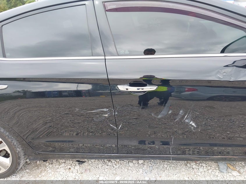 2017 HYUNDAI ELANTRA LIMITED - 5NPD84LFXHH036536